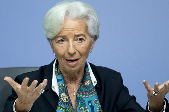 Λαγκάρντ: Πρόωρη η συζήτηση για τερματισμό του προγράμματος αγοράς ομολόγων