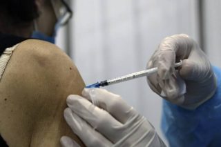 Το ECDC συνιστά να ενταχθούν πρόσφυγες και μετανάστες στα προγράμματα εμβολιασμού
