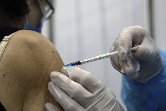 Το ECDC συνιστά να ενταχθούν πρόσφυγες και μετανάστες στα προγράμματα εμβολιασμού