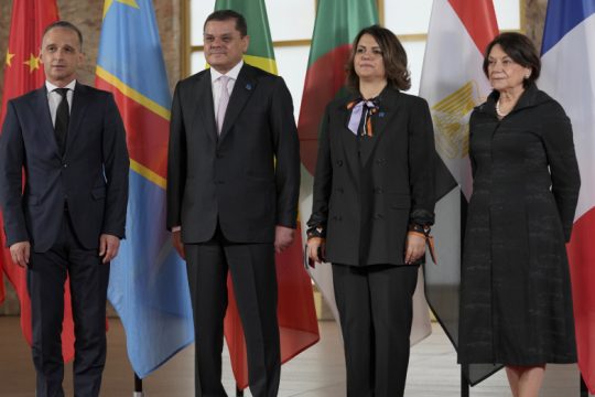 Και στο βάθος… σταδιακή απόσυρση ξένων δυνάμεων απ’ τη Λιβύη