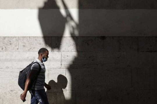 Ισπανία και Πορτογαλία αυστηροποιούν τους κανόνες εισόδου για τους Βρετανούς