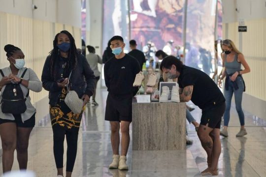 Σύσταση για χρήση μάσκας και για τους εμβολιασμένους στο Λος Άντζελες