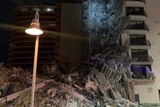 Τουλάχιστον ένας νεκρός από κατάρρευση 12ώροφου κτιρίου στο Μαϊάμι