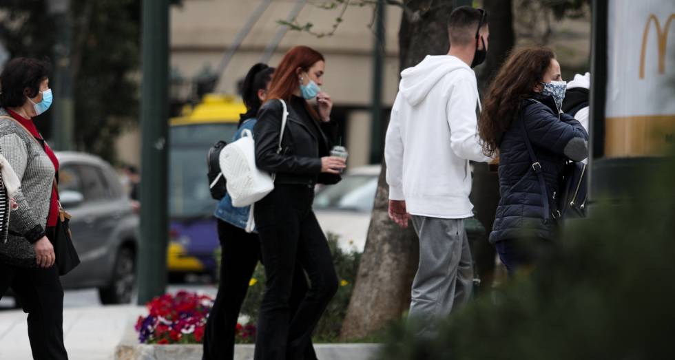 Εν αναμονή αποφάσεων για τη χρήση μάσκας σε εξωτερικούς χώρους