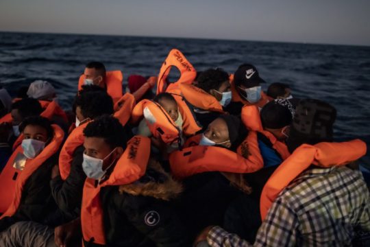 Διάσωση προσφύγων – μεταναστών από το Πολεμικό Ναυτικό της Τυνησίας