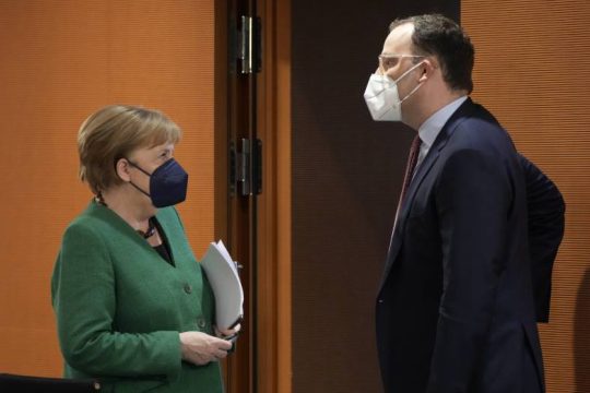 Πλήρης κάλυψη Μέρκελ σε Σπαν για τις ακατάλληλες μάσκες