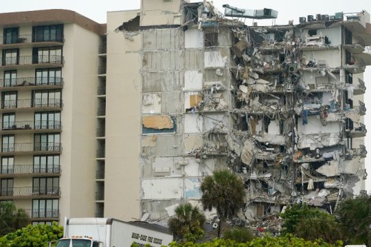 Φόβοι για πολλούς νεκρούς από την κατάρρευση κτιρίου στο Μαϊάμι