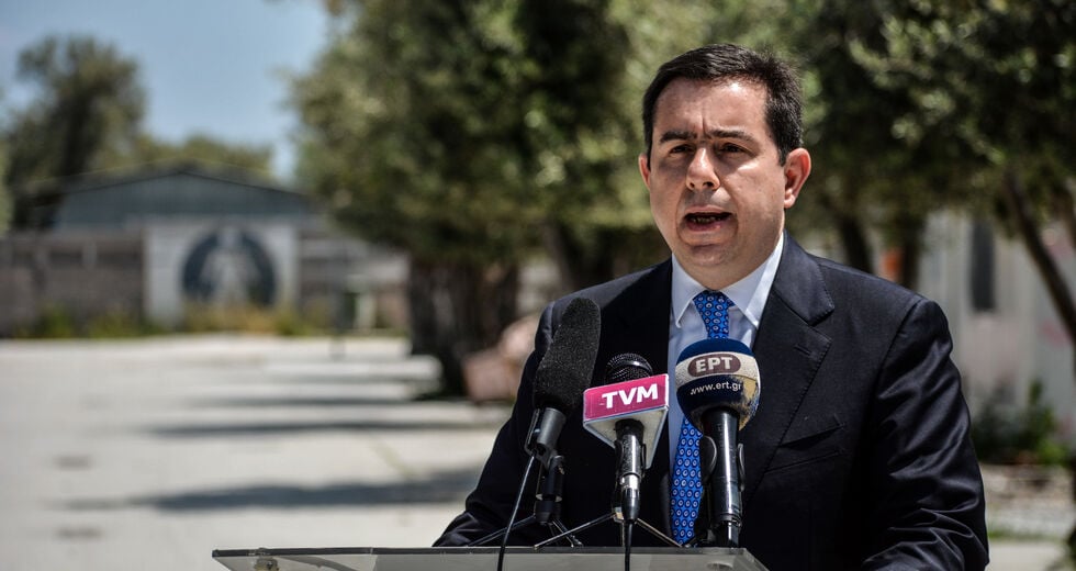 Μαζικές απορρίψεις ασύλου με την «υπογραφή» Μηταράκη
