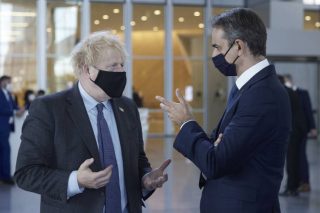 Άρση των περιορισμών στον τουρισμό ζήτησε ο Μητσοτάκης από τον Τζόνσον