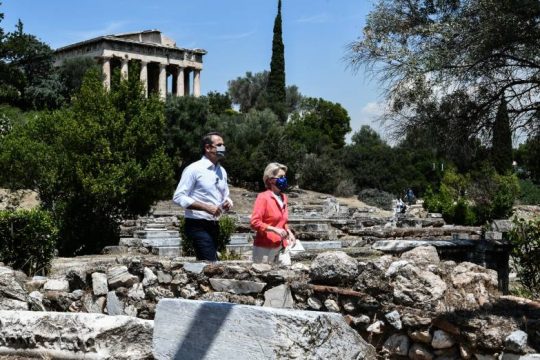 Επικοινωνιακό σόου Μητσοτάκη στους πρόποδες της Ακρόπολης, με κομπάρσο την Ντερ Λάιεν