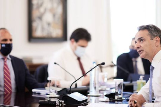 Έπλεξε το εγκώμιο σε τρεις αντιμεταρρυθμίσεις