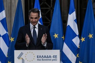 Ο κάλπικος ευρωπαϊσμός Μητσοτάκη