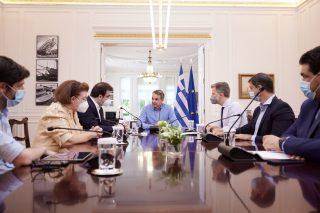 Δίνει χαρτζιλίκι για να κρύψει την αποτυχία