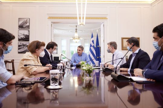 Δίνει χαρτζιλίκι για να κρύψει την αποτυχία