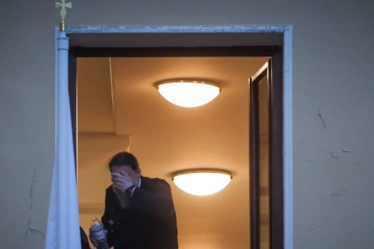 Πρωτοφανής επίθεση ιερέα σε μητροπολίτες με καυστικό υγρό