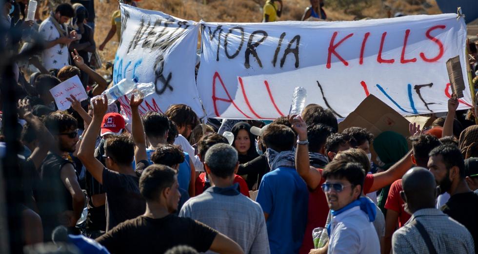 Με κλειστές πόρτες η δίκη των 4 της Μόριας, ενστάσεις από τους δικηγόρους τους