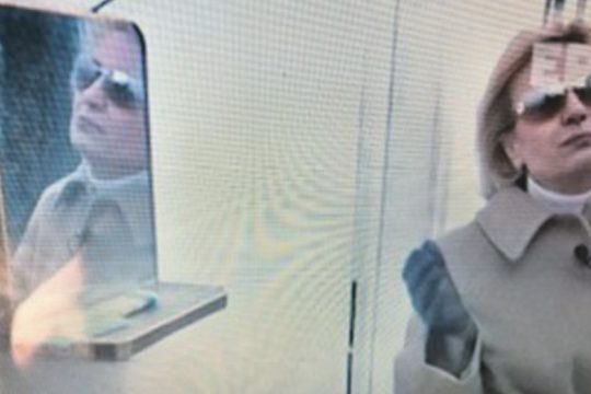 Το αντικαθρέφτισμα της Βίκυς Μοσχολιού στο κάτοπτρο της παιδικής της ηλικίας