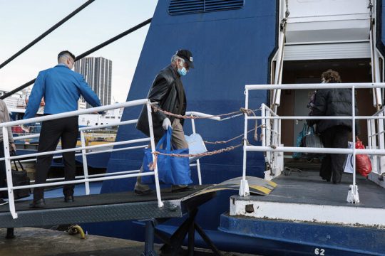 Μεγάλη μείωση στη διακίνηση επιβατών με πλοία