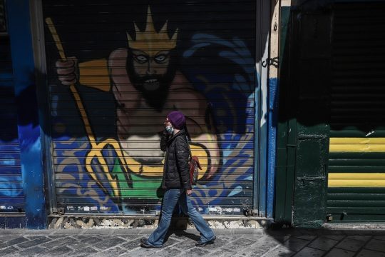 Με θυμό και φόβο οι Ελληνες αναζητούν σωσίβιο στην Ευρώπη