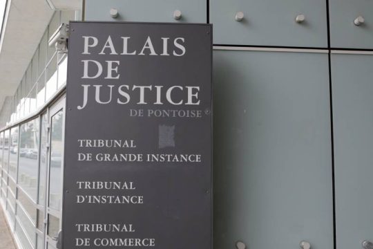 Στο εδώλιο 40χρονη Γαλλίδα για τον φόνο του βασανιστή πατριού και… συζύγου της