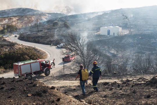 Mε μικρές διάσπαρτες εστίες το μέτωπο στην Πάρο