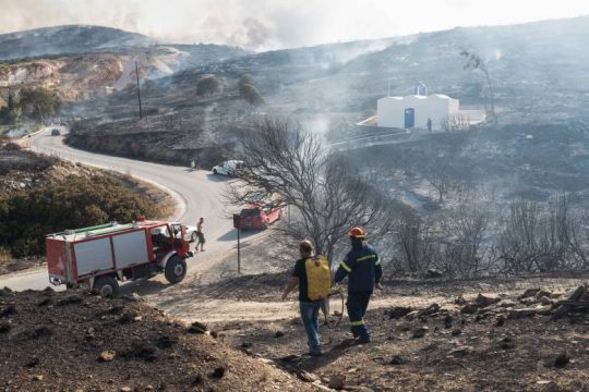 Διαρκείς αναζωπυρώσεις της φωτιάς στην Πάρο