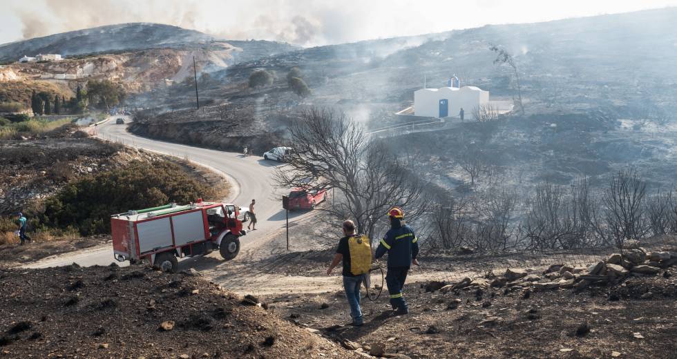 Διαρκείς αναζωπυρώσεις της φωτιάς στην Πάρο