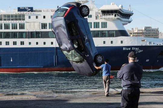 Nεκρός οδηγός αυτοκινήτου που έπεσε στο λιμάνι του Πειραιά