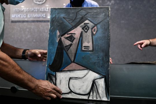 Τους έπεσε ο πίνακας του Πικάσο στη συνέντευξη Τύπου [βίντεο]