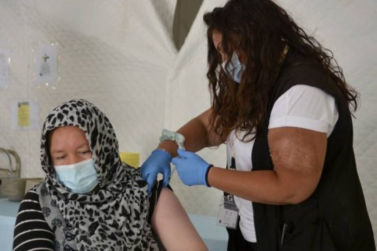 Δύο φορές την εβδομάδα οι εμβολιασμοί προσφύγων