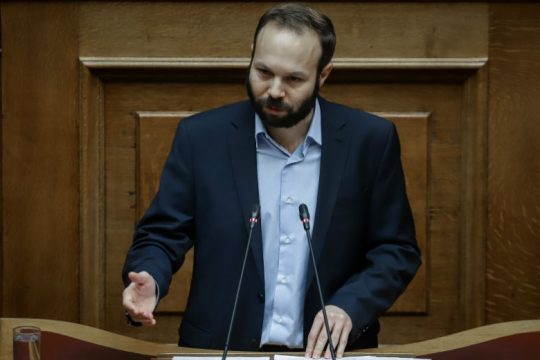 Στη Βουλή η παρεμπόδιση μαθητών προσφύγων στο Εθνικό Αρχαιολογικό Μουσείο