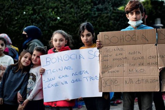 «Νίπτει τας χείρας του» για τους πρόσφυγες με άσυλο ο Μηταράκης