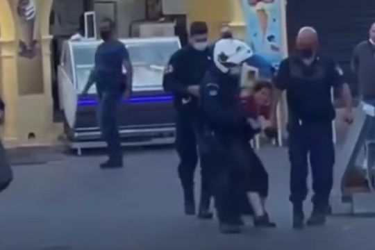 Σάλος από τη σύλληψη μουσικού του δρόμου στη Ρόδο [βίντεο]