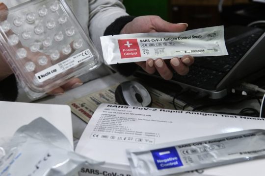 Ιδιωτικοί και δημόσιοι υπάλληλοι δικαιούνται τρία self test από Δευτέρα 7 Ιουνίου