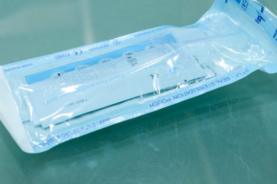 Πόλεμος κυβέρνησης – φαρμακοποιών για τα self tests