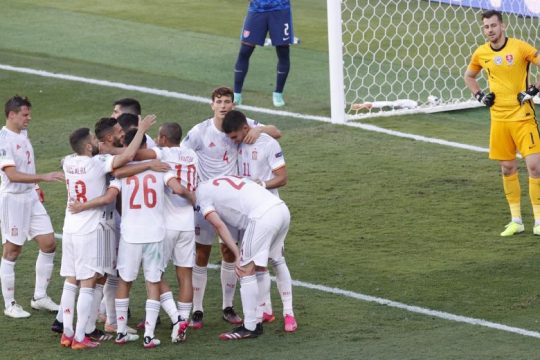 Στους «16» με εμφατικό τρόπο η Ισπανία