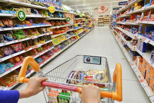 Επιμηκύνεται το ωράριο στα καταστήματα τροφίμων – Όλες οι αλλαγές στην νέα ΚΥΑ
