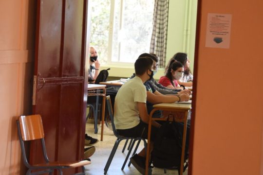 Συγχωνεύουν σχολεία, αυξάνουν το ωράριο εκπαιδευτικών