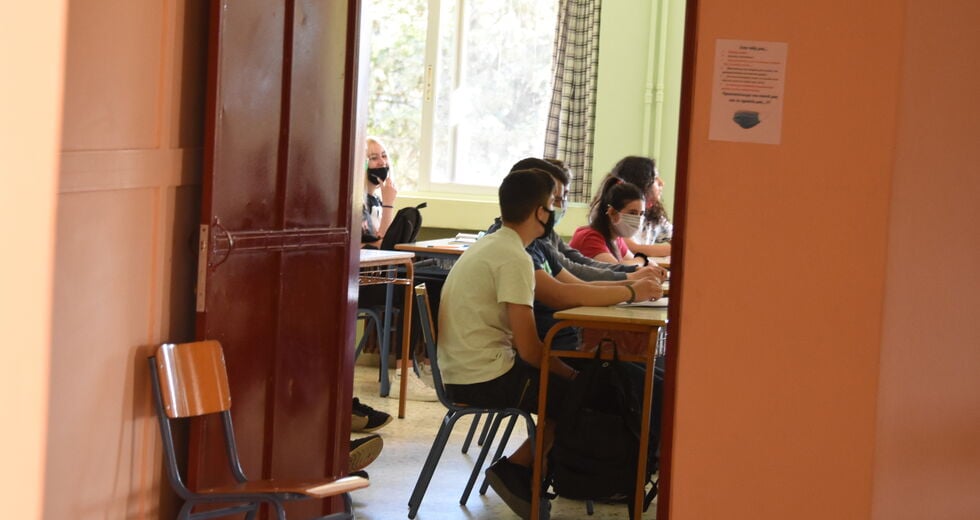Συγχωνεύουν σχολεία, αυξάνουν το ωράριο εκπαιδευτικών