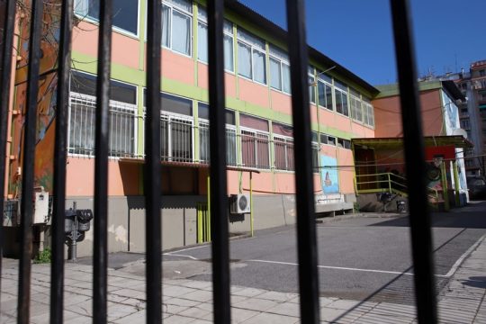 Κάθετα αντίθετοι με τα κοντέινερ σε τρεις σχολικές μονάδες