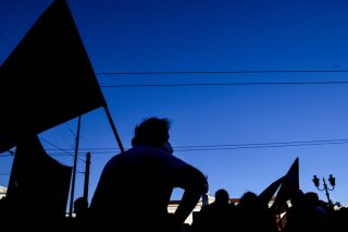 Τριπλή επίθεση στην κυβέρνηση