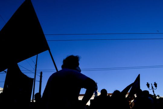 Τριπλή επίθεση στην κυβέρνηση