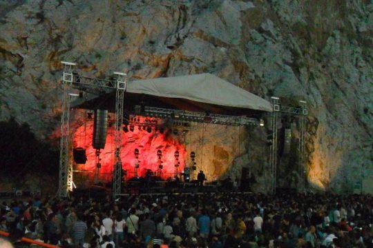 Τα αστέρια λάμπουν «Στη Σκιά των Βράχων»