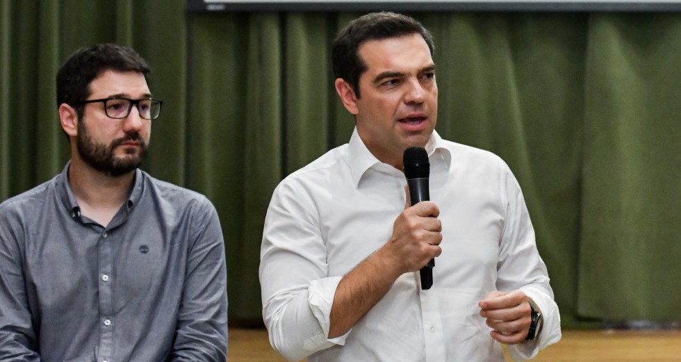 Πυρά Τσίπρα – Ηλιόπουλου για το μπόνους εμβολιασμού στους νέους