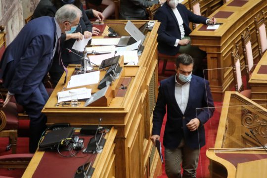 Πρωτοφανής άρνηση Τασούλα να δώσει τον λόγο στον Τσίπρα εντός Βουλής