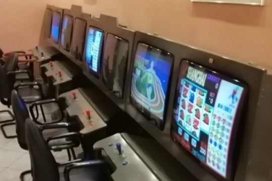 27 συλλήψεις για παράνομα τυχερά παιχνίδια σε κατάστημα στην Αθήνα