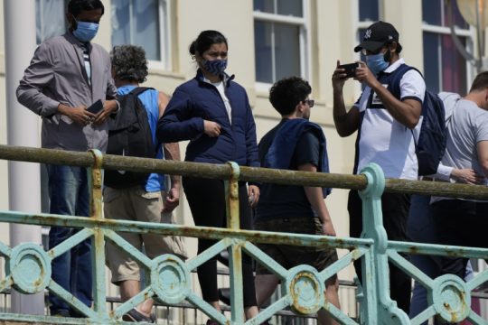 Προς αναβολή η άρση μέτρων στο Ηνωμένο Βασίλειο
