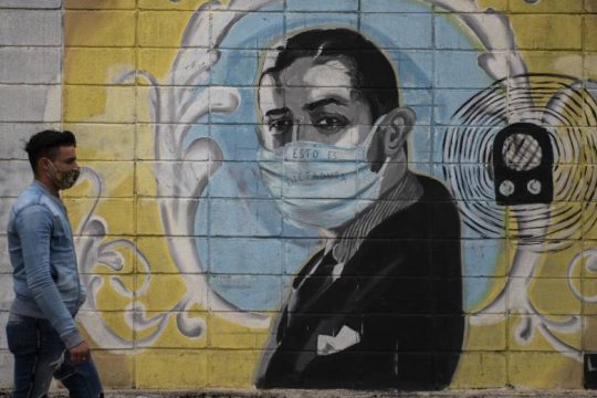 Ο ΠΟΥ συνιστά χρήση μάσκας και από τους εμβολιασμένους λόγω του στελέχους Δέλτα