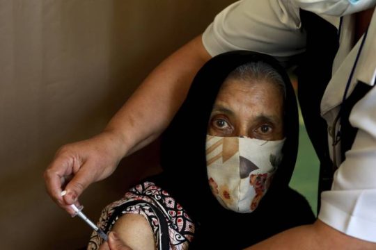 Έκκληση από 100 πρώην ηγέτες στην G7 για τα εμβόλια των φτωχών