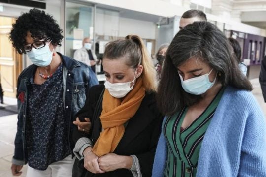 «Επιείκεια» ζήτησε ο εισαγγελέας για τη Γαλλίδα που σκότωσε τον βιαστή και προαγωγό της